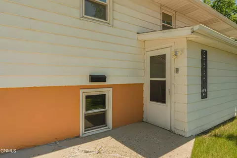 Exterior - 2202 E Rosser Ave, Bismarck, ND 58501 photo 7 of 11