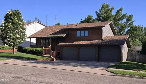 1013 Turnpike Ave E, Bismarck, ND 58501