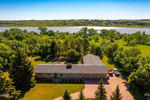 3118 13th Ave E, Williston, ND 58801 photo 2