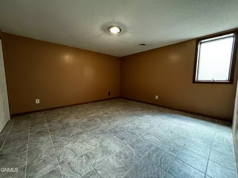 3118 13th Ave E, Williston, ND 58801 photo 36