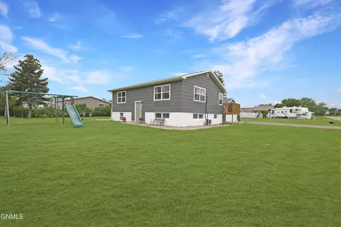 3719 3rd Ave E, Williston, ND 58801 photo 2