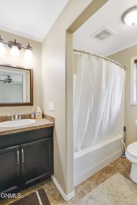 Bath - 5709 Liberty Ln, Williston, ND 58801 photo 1 of 1