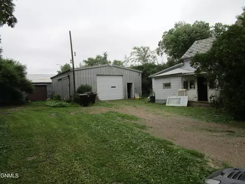 431 Morton St N, Hebron, ND 58638 photo 1