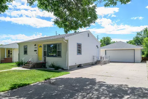 2531 B Ave E, Bismarck, ND 58501
