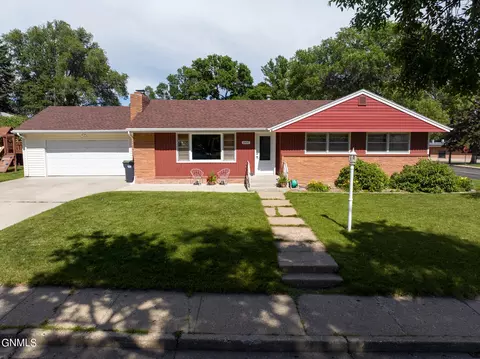 1600 Linda Dr, Mandan, ND 58554