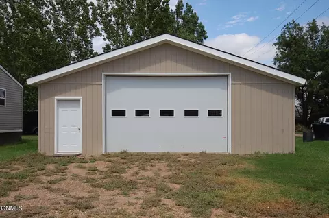 17 E 3rd St E, Fairview, MT 59221 photo 2