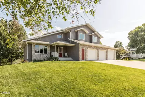 1636 Canyon Dr, Bismarck, ND 58503