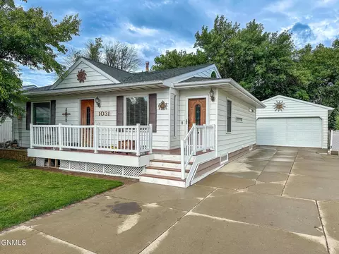 1031 Bozeman Dr, Bismarck, ND 58504