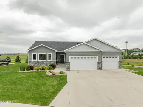 1700 Harp Hawk Dr, Bismarck, ND 58503