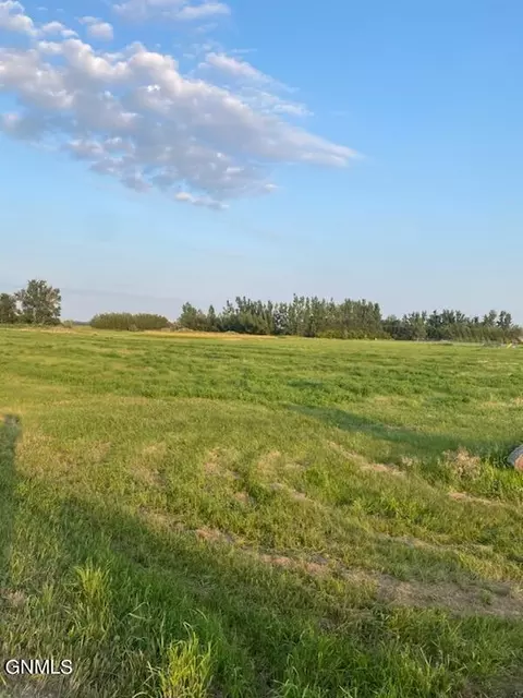 3102 Hoggarth Dr, Jamestown, ND 58401