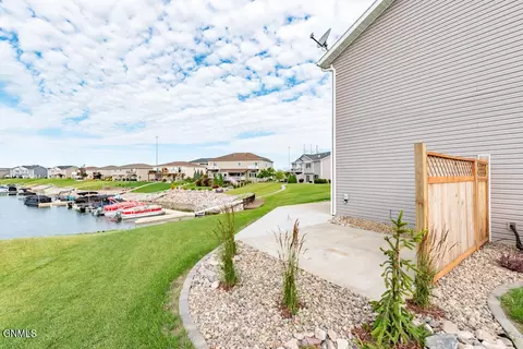 Exterior - 2009 Pirates Loop SE, Mandan, ND 58554 photo 3 of 4