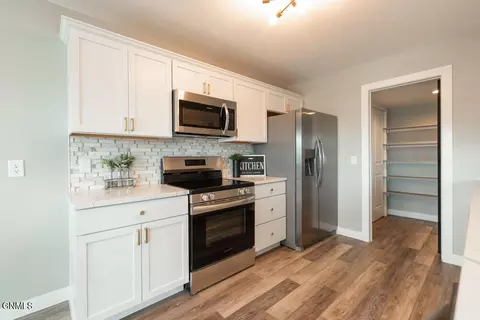Kitchen - 2009 Pirates Loop SE, Mandan, ND 58554 photo 2 of 3