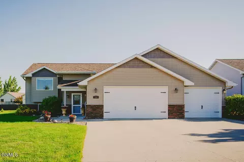 712 Evergreen Cir NW, Jamestown, ND 58401