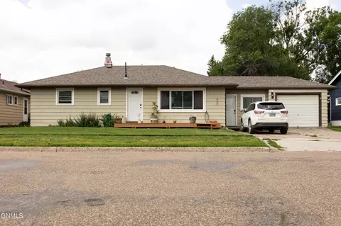 505 3rd St NE, Watford City, ND 58854