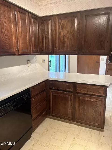 1006 Sunset Place Pl, Bowman, ND 58623 photo 3