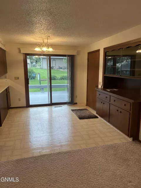 1006 Sunset Place Pl, Bowman, ND 58623 photo 5