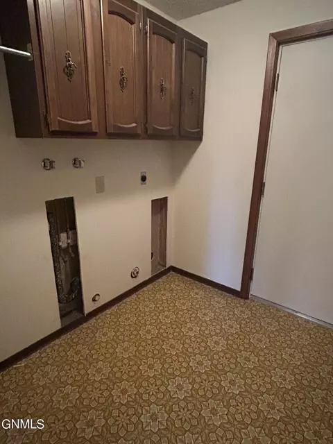 1006 Sunset Place Pl, Bowman, ND 58623 photo 9