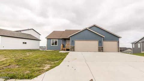 2962 Armstrong St, Lincoln, ND 58504