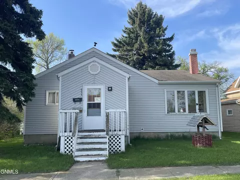 934 2nd St N, Carrington, ND 58421