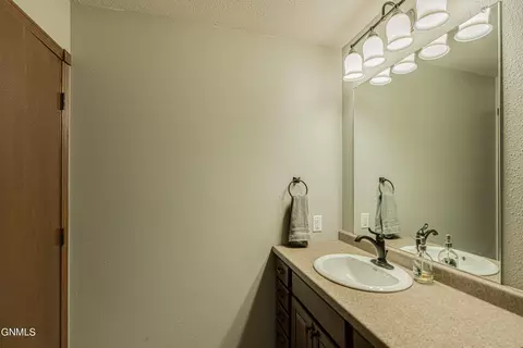 Bath - 4819 Calgary Ave E, Bismarck, ND 58503 photo 3 of 7