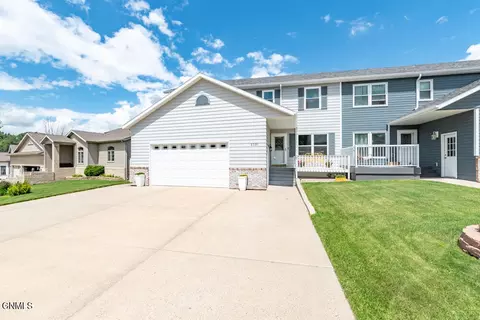 2330 Hoover Ave, Bismarck, ND 58503