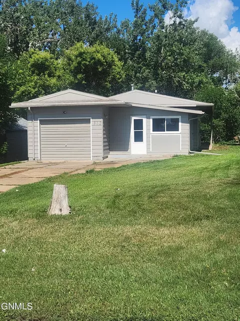 312 4th St S, Glen Ullin, ND 58631