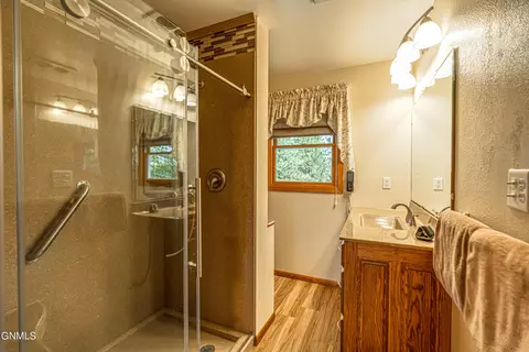 Bath - 3105 Dublin Dr, Bismarck, ND 58503 photo 4 of 14
