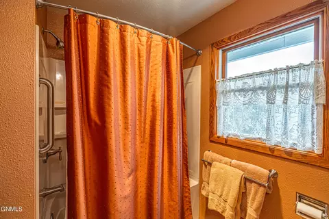 Bath - 3105 Dublin Dr, Bismarck, ND 58503 photo 9 of 14