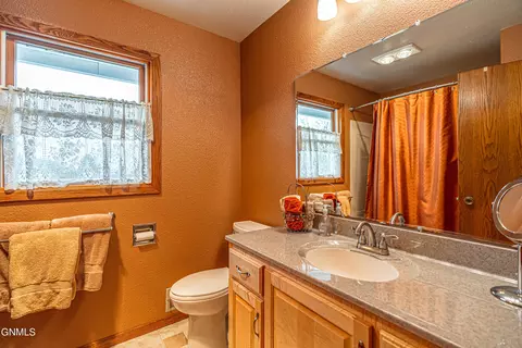Bath - 3105 Dublin Dr, Bismarck, ND 58503 photo 8 of 14