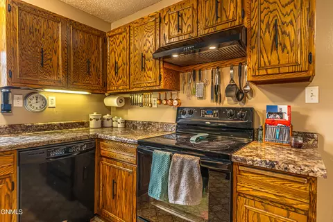 Kitchen - 3105 Dublin Dr, Bismarck, ND 58503 photo 3 of 7