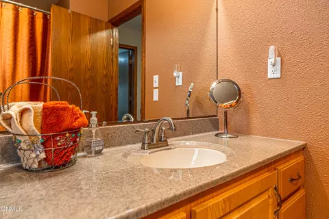 Bath - 3105 Dublin Dr, Bismarck, ND 58503 photo 10 of 14