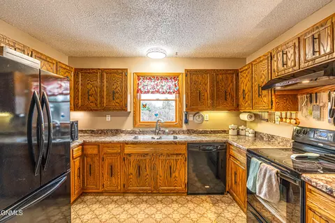 Kitchen - 3105 Dublin Dr, Bismarck, ND 58503 photo 2 of 7