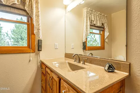 Bath - 3105 Dublin Dr, Bismarck, ND 58503 photo 5 of 14