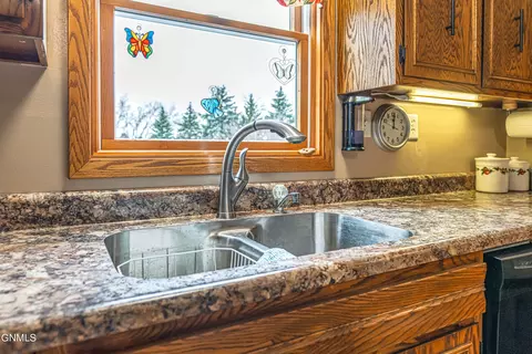 Kitchen - 3105 Dublin Dr, Bismarck, ND 58503 photo 5 of 7
