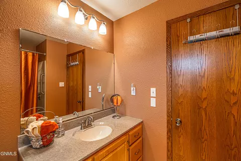 Bath - 3105 Dublin Dr, Bismarck, ND 58503 photo 11 of 14