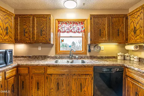 Kitchen - 3105 Dublin Dr, Bismarck, ND 58503 photo 4 of 7