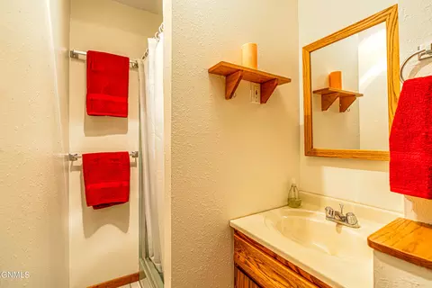 Bath - 3105 Dublin Dr, Bismarck, ND 58503 photo 13 of 14