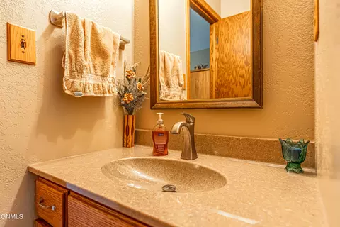 Bath - 3105 Dublin Dr, Bismarck, ND 58503 photo 3 of 14