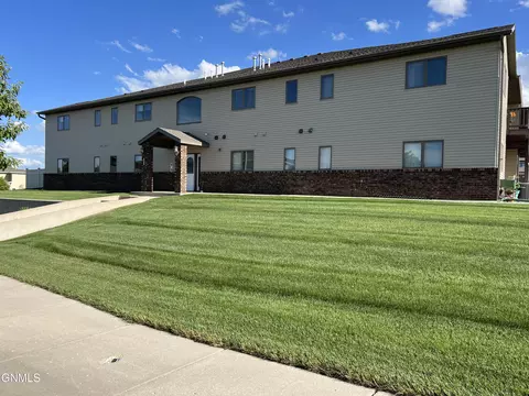 3417 Sharloh Pl, Bismarck, ND 58501