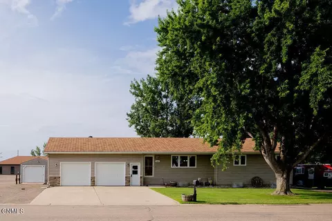 1006 7th St SW, Jamestown, ND 58401