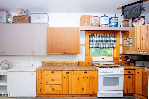 Kitchen - 5575 Co Rd 63, Adrian, ND 58472 photo 8 of 9