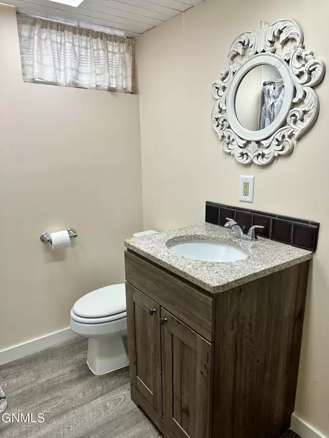 Bath - 117 18th St E, Williston, ND 58801 photo 5 of 6