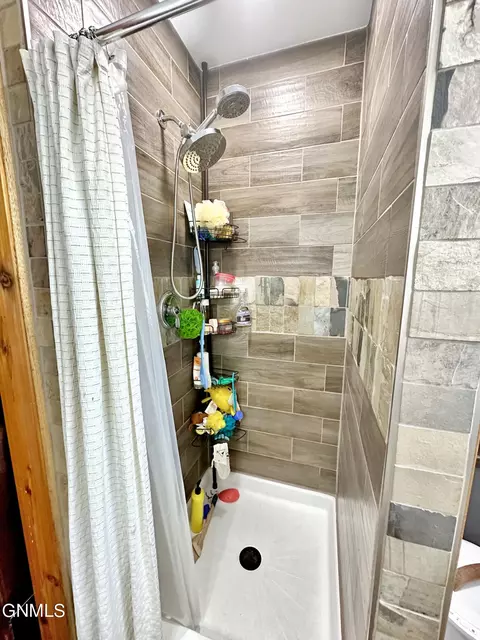 Bath - 117 18th St E, Williston, ND 58801 photo 4 of 6