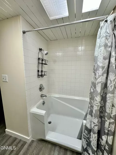 Bath - 117 18th St E, Williston, ND 58801 photo 6 of 6