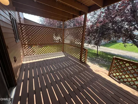 2213 Main Ct, Williston, ND 58801 photo 4