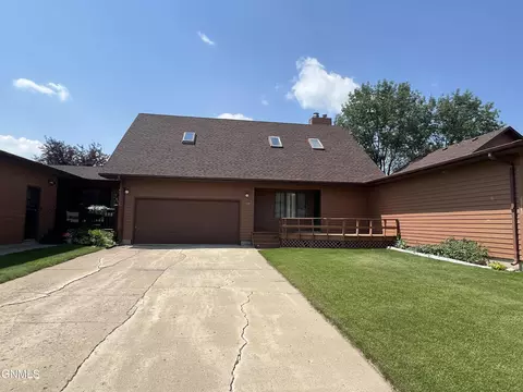 2213 Main Ct, Williston, ND 58801