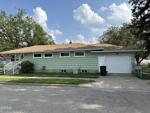1007 6th St SW, Valley City, ND 58072