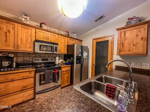 2100 Sundancer Loop SE, Mandan, ND 58554 photo 9