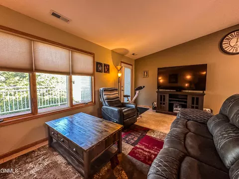 2100 Sundancer Loop SE, Mandan, ND 58554 photo 16