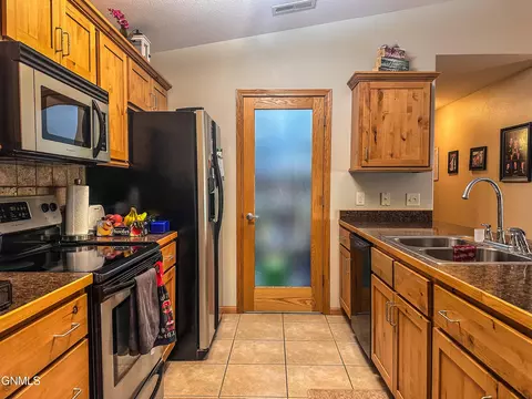 2100 Sundancer Loop SE, Mandan, ND 58554 photo 5